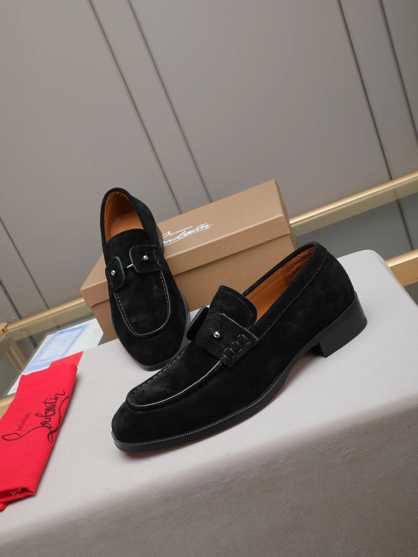 PP580 CL New formal dress shoes Christia* Loubouti* red-soled shoes GREGGO men's Oxford shoes Official price Made of imported high-mercerized suede, glossy small square tip design, iconic red outsole, extremely personalized shoe style, original color cowhide lining, original Italian leather outsole; fine workmanship, bringing you a luxurious experience. Clean silhouette and straightforward, GREGGO men's Oxford shoes It is an Oxford shoe type born for city roaming. Standard leather shoe size: 38～44# (45🉑️customized)
